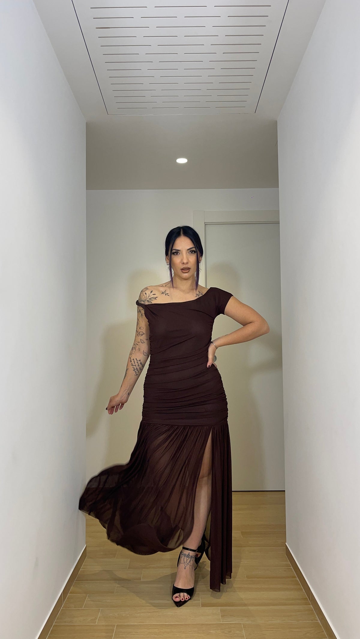 L'abito lungo in tulle marrone è la tendenza del momento: ecco come abbinarlo!