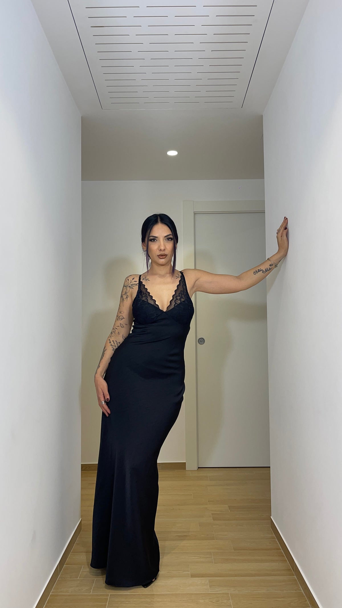 Abito lungo elegante con coppe in pizzo