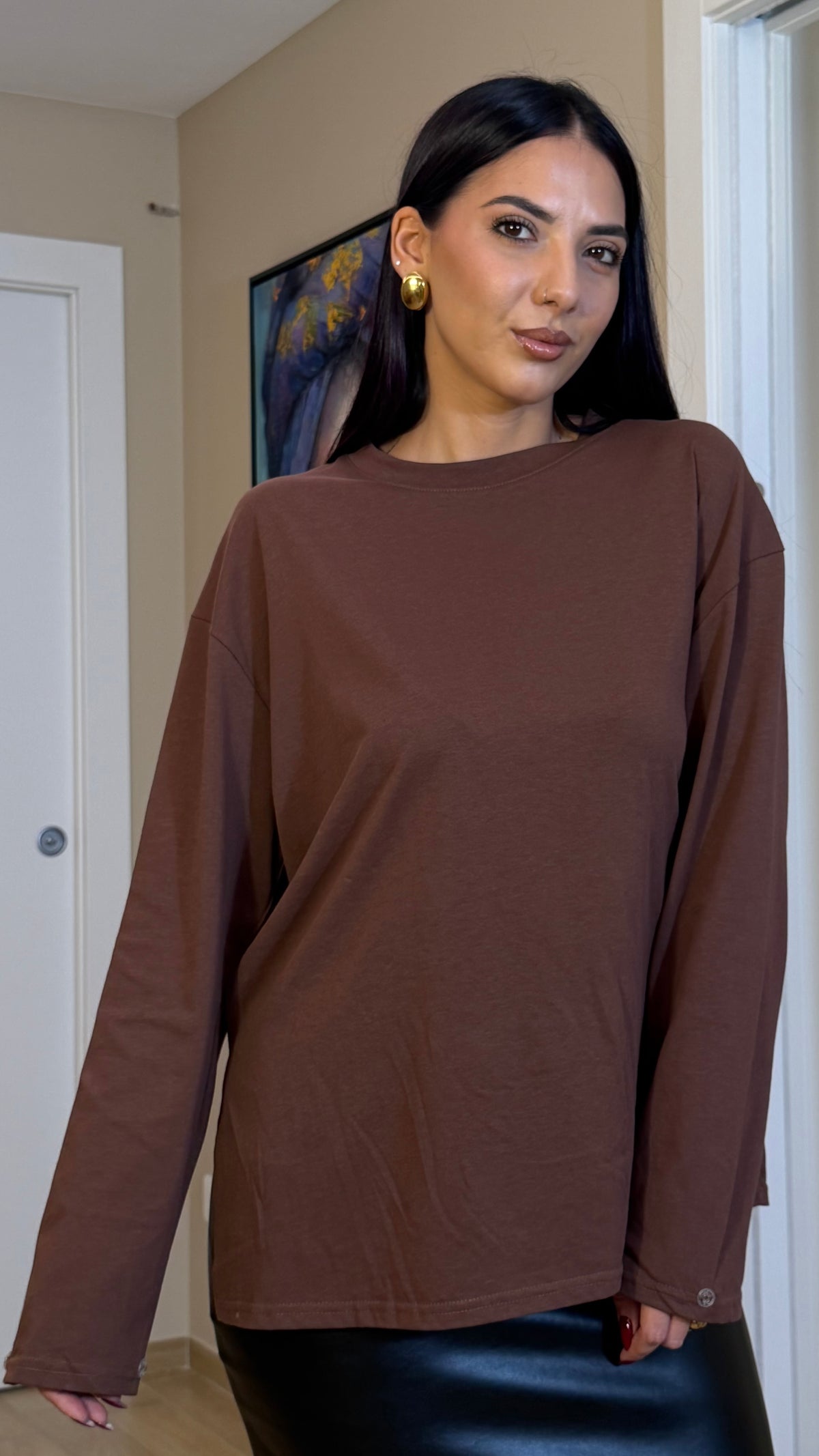 Maglia marrone con piume
