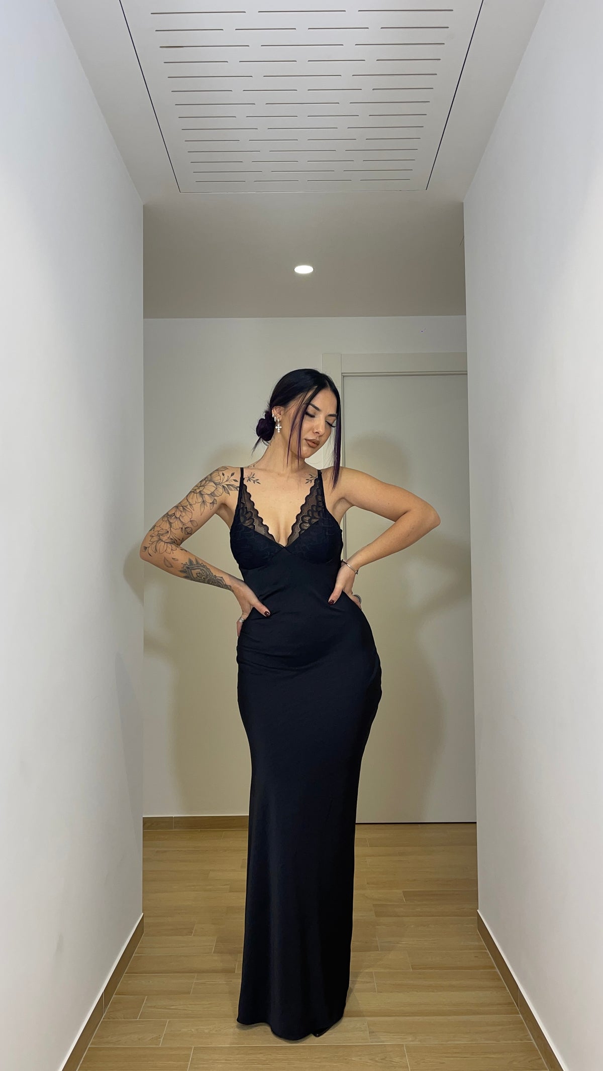 Abito lungo elegante con coppe in pizzo